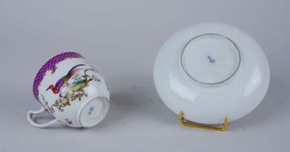 null MEISSEN : 

Tasse et sa sous-tasse en porcelaine à décor polychrome d'oiseaux...