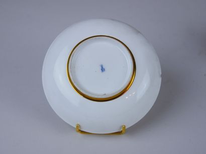 null MEISSEN : 

Tasse et une sous-tasse en porcelaine à décor polychrome de marchands...
