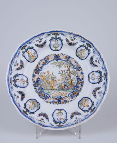 null MOUSTIERS : 

Rare earthenware rimmed plate with polychrome decoration in a...