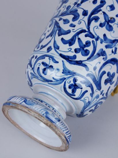 null SAVONE : 

Earthenware bowl on pedestal and its lid with blue camaïeu decoration...