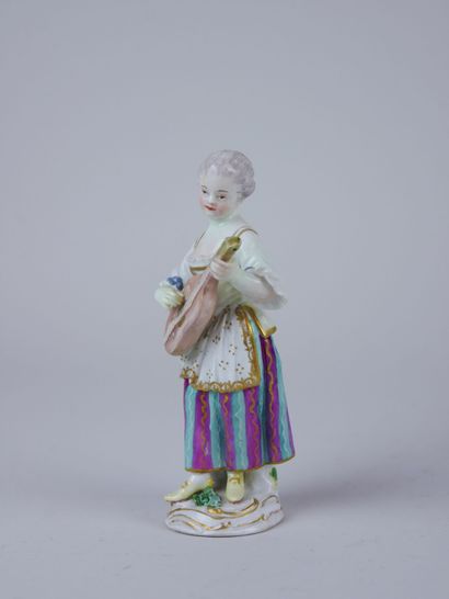 null MEISSEN : 

Statuette en porcelaine à décor polychrome et or représentant une...