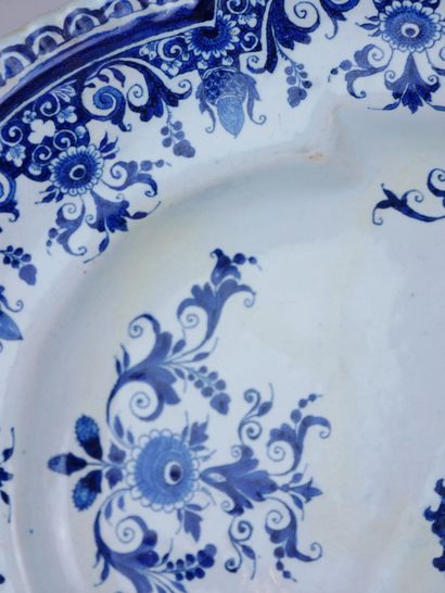 null ROUEN : 

Paire de plats oblongs en faïence à décor en camaïeu bleu d'armoiries...