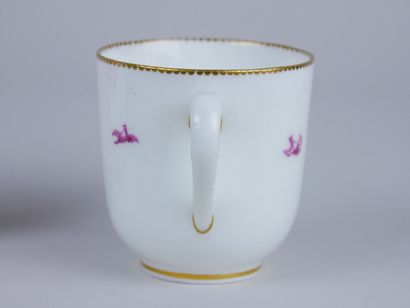 null VINCENNES (porcelaine tendre) : 

Gobelet Calabre et sa soucoupe en porcelaine...