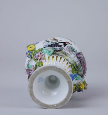 null MEISSEN :

Vase balustre en porcelaine à décor polychrome et or d'oiseaux dans...