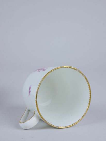 null VINCENNES (porcelaine tendre) : 

Gobelet Calabre et sa soucoupe en porcelaine...