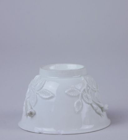 null MEISSEN : 

Bol en porcelaine émaillée blanche à décor de fleurs en relief.

Époque...