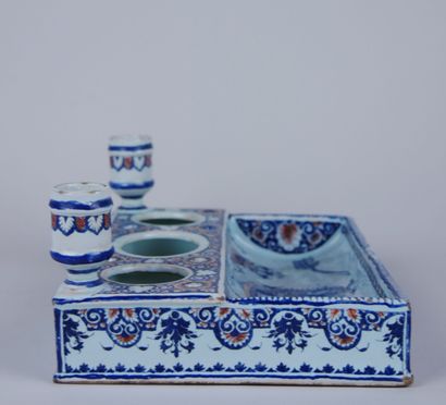 null ROUEN : 

Earthenware writing case with blue and red decoration with the arms...