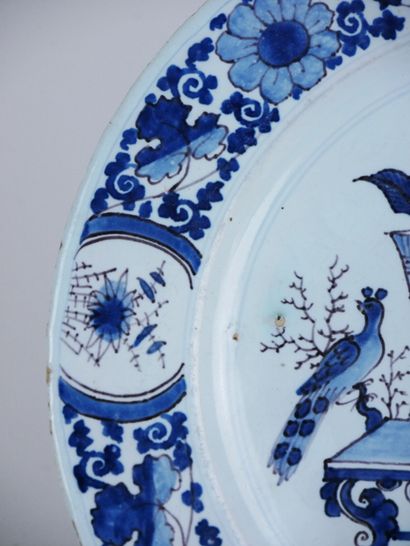 null ROUEN :

Assiette ronde en faïence à décor en camaïeu bleu de vases fleuris...