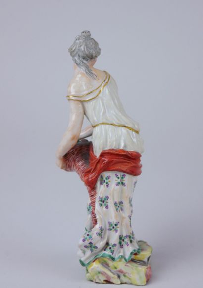 null LUDWIGSBURG : 

Statuette en porcelaine à décor polychrome et or représentant...