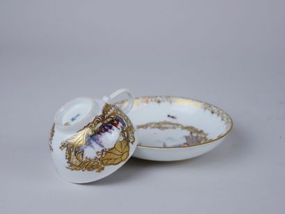 null MEISSEN : 

Tasse et une sous-tasse en porcelaine à décor polychrome de marchands...