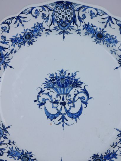 null ROUEN : 

Earthenware plate decorated in blue monochrome with a flowery basket.

Period...