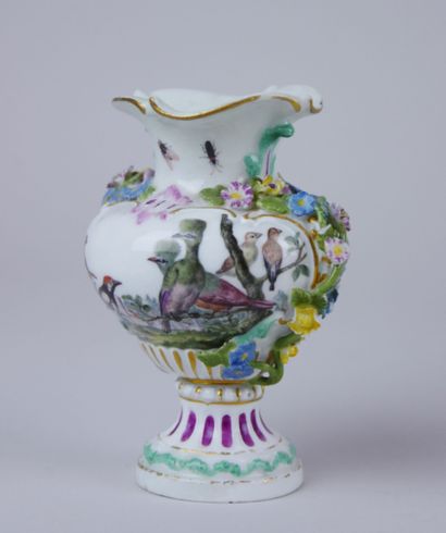 null MEISSEN :

Porcelain baluster vase with polychrome and gold decoration of birds...