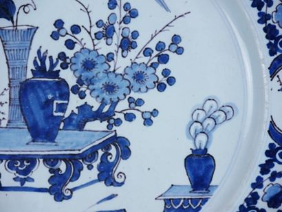 null ROUEN :

Assiette ronde en faïence à décor en camaïeu bleu de vases fleuris...