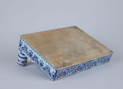 null ROUEN : 

Earthenware writing case with blue and red decoration with the arms...