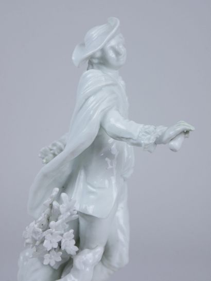 null SAXE : 

Statuette en porcelaine blanche émaillée représentant un homme de qualité...
