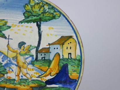 null ITALIE :

Assiette ronde en majolique à décor polychrome d'un angelot au centre...