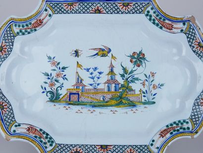 null ROUEN : 

Dish of form chantournée out of earthenware with polychrome decoration...