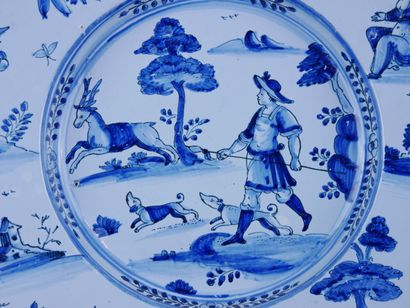 null NEVERS :

Important plat en faïence à décor en camaïeu bleu d'une scène de chasse....