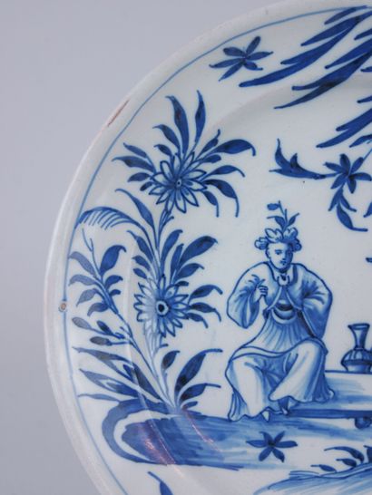 null MOULINS (?) :

Assiette ronde en faïence à décor en camaïeu bleu de chinois.

Époque...