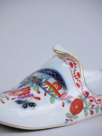 null MEISSEN : 

Mule en porcelaine à décor polychrome et or de fleurs dans le goût...