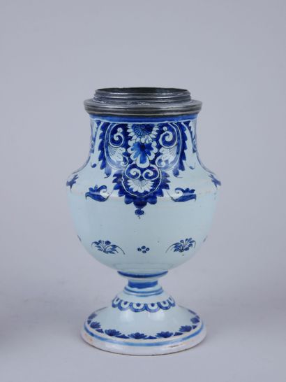 null ROUEN : 

Saupoudroir in earthenware with decoration of lambrequins in blue...