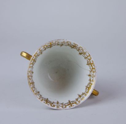 null MEISSEN : 

Tasse à anses et une sous-tasse en porcelaine à décor polychrome...
