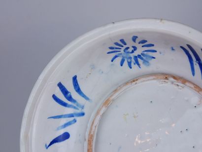 null NEVERS (?) :

Circular earthenware cup with a compendario decoration in the...