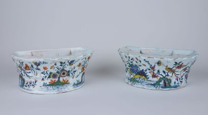 null ROUEN :

Two earthenware flowerpots with polychrome decoration of birds among...