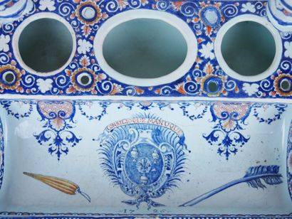 null ROUEN : 

Earthenware writing case with blue and red decoration with the arms...