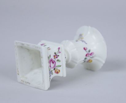 null MENNECY (porcelaine tendre) :

Petit vase Médicis sur son socle en porcelaine...
