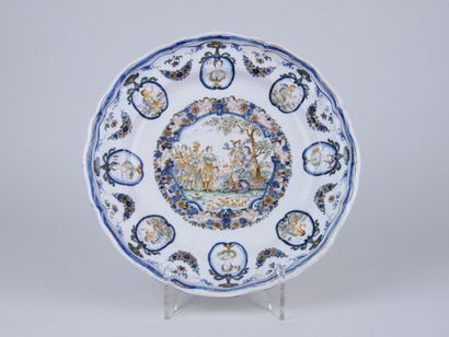 null MOUSTIERS : 

Rare earthenware rimmed plate with polychrome decoration in a...