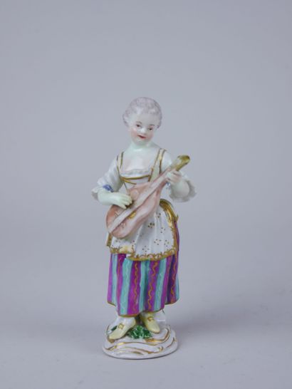 null MEISSEN : 

Statuette en porcelaine à décor polychrome et or représentant une...