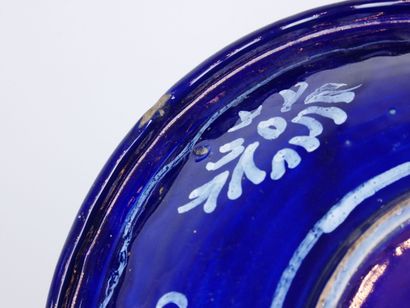 null NEVERS : 

Plat creux en faïence à décor en blanc fixe sur fond bleu persan...