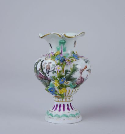 null MEISSEN :

Porcelain baluster vase with polychrome and gold decoration of birds...