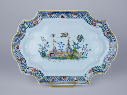 null ROUEN : 

Dish of form chantournée out of earthenware with polychrome decoration...