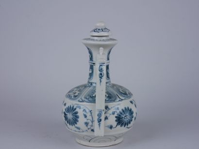 null CHINE : 

Verseuse en porcelaine à décor en camaïeu bleu ardoisé.

Dans le goût...