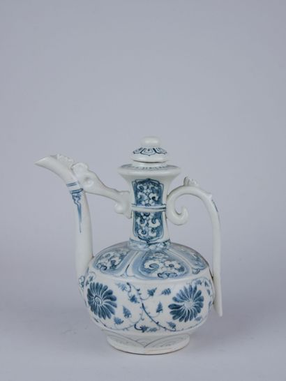 null CHINE : 

Verseuse en porcelaine à décor en camaïeu bleu ardoisé.

Dans le goût...