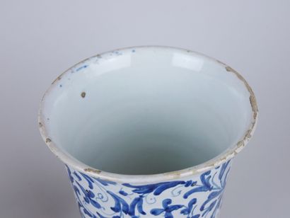 null SAVONE : 

Earthenware bowl on pedestal and its lid with blue camaïeu decoration...