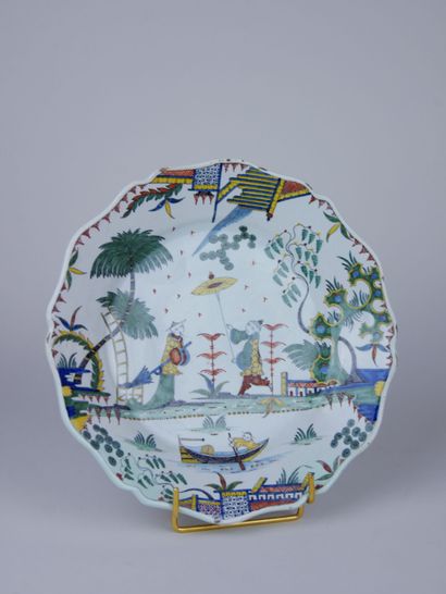 null ROUEN : 

Round plate with contoured edges in earthenware with polychrome decoration...