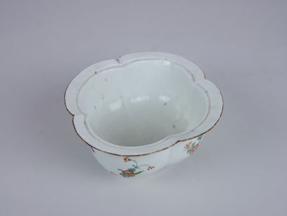 null CHANTILLY (porcelaine tendre) :

Corps de sucrier en porcelaine de forme quadrilobée,...