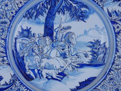 null NEVERS :

Grand plat en faïence à décor en camaïeu bleu d'une scène de chasse....
