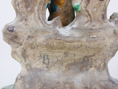 null CHINE : 

Groupe en terre vernissée à décor polychrome, représentant Bouddha...