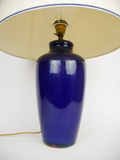 null 
Pied de lampe en céramique émaillée bleu de forme balustre. Hauteur de la lampe :...