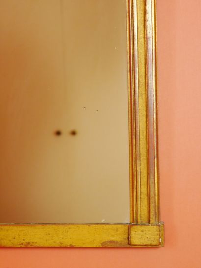 null 
Miroir en bois mouluré et doré de forme rectangulaire surmonté d'un noeud....