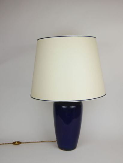 null 
Pied de lampe en céramique émaillée bleu de forme balustre. Hauteur de la lampe :...