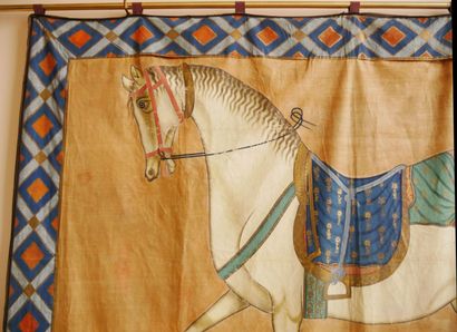 null 
Grande tenture peinte sur soie représentant un cheval harnaché levant la jambe...