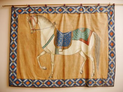 null 
Grande tenture peinte sur soie représentant un cheval harnaché levant la jambe...