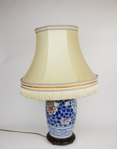 null 
CHINE




Vase en porcelaine de forme pansue à décor de chrysanthèmes bordeaux...
