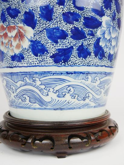 null 
CHINE




Vase en porcelaine de forme pansue à décor de chrysanthèmes bordeaux...