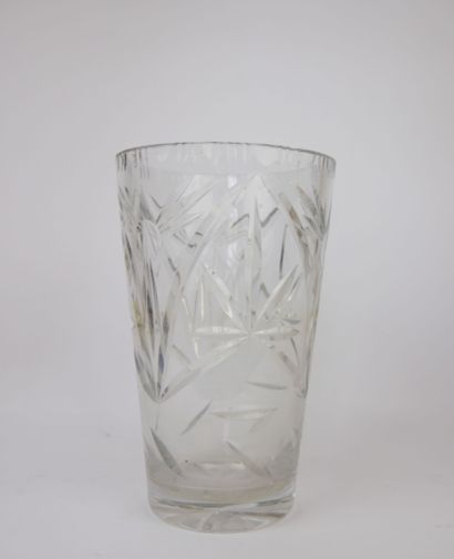 null 
Lot de verreries comprenant : 




Un grand vase évasé en cristal taillé à...